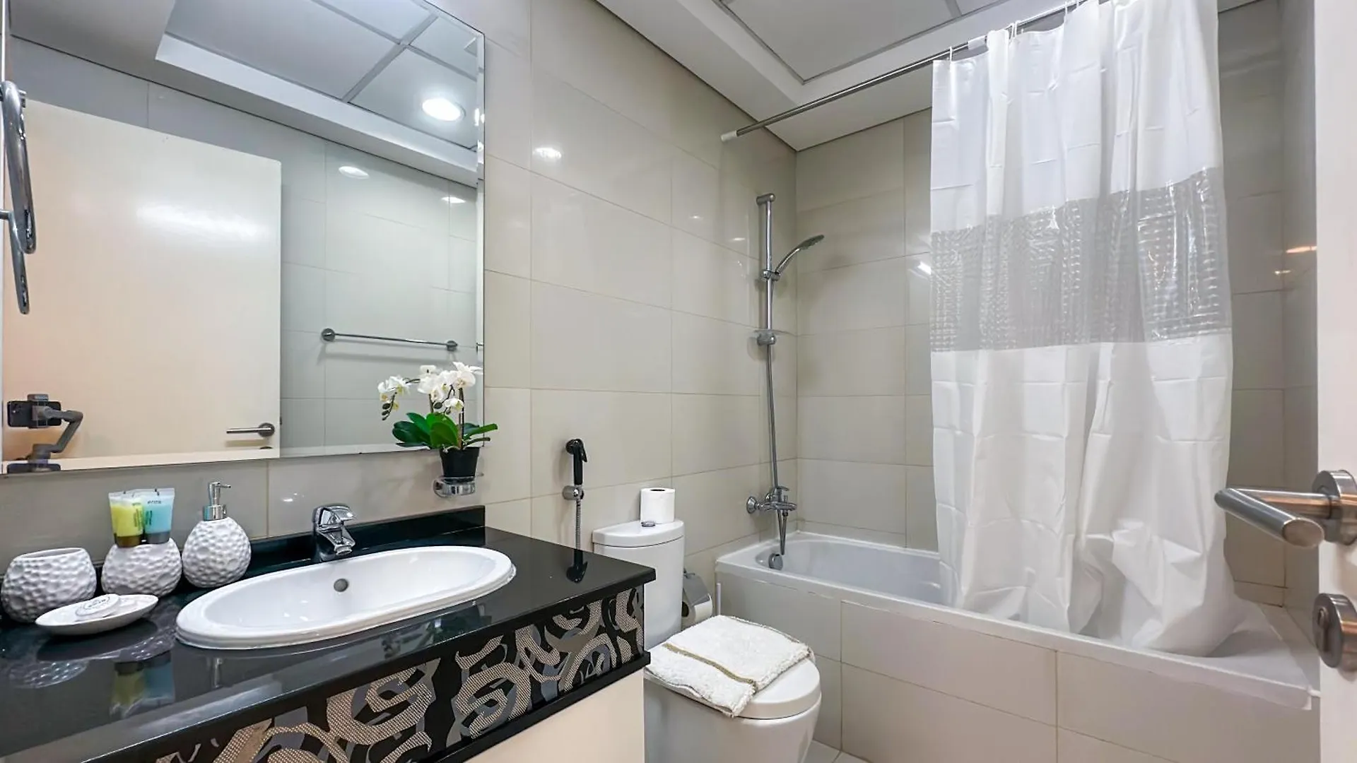 Cozy Studio With Balcony Overlooking Dubai Canal - 15Ab07